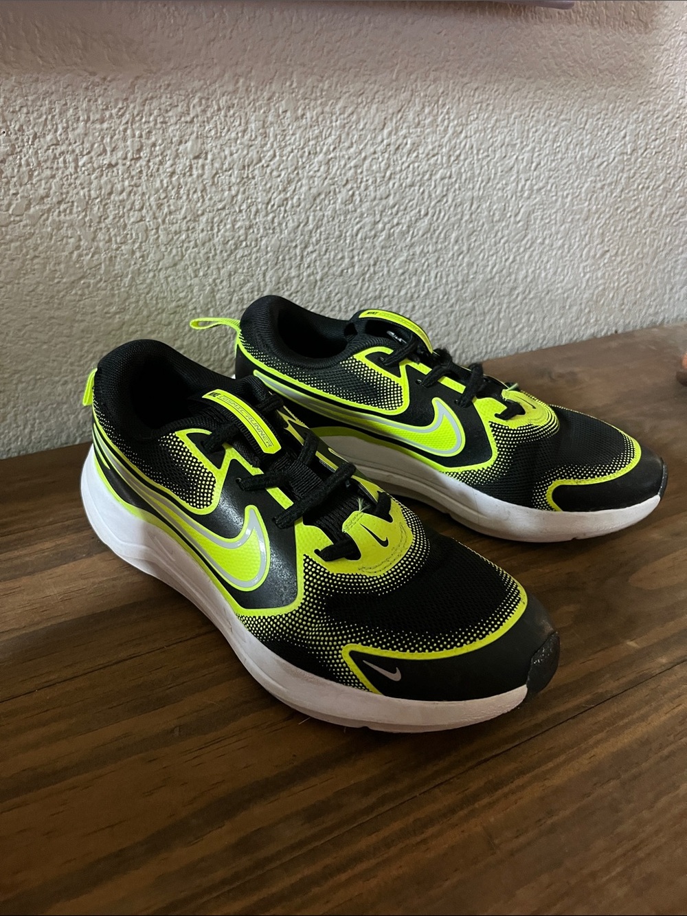 Nike Kids Black & Neon Yellow Athletic Sneakers